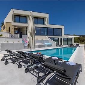 4 bedroom villa with heated pool and sea view in Vinišće, sleeps 8